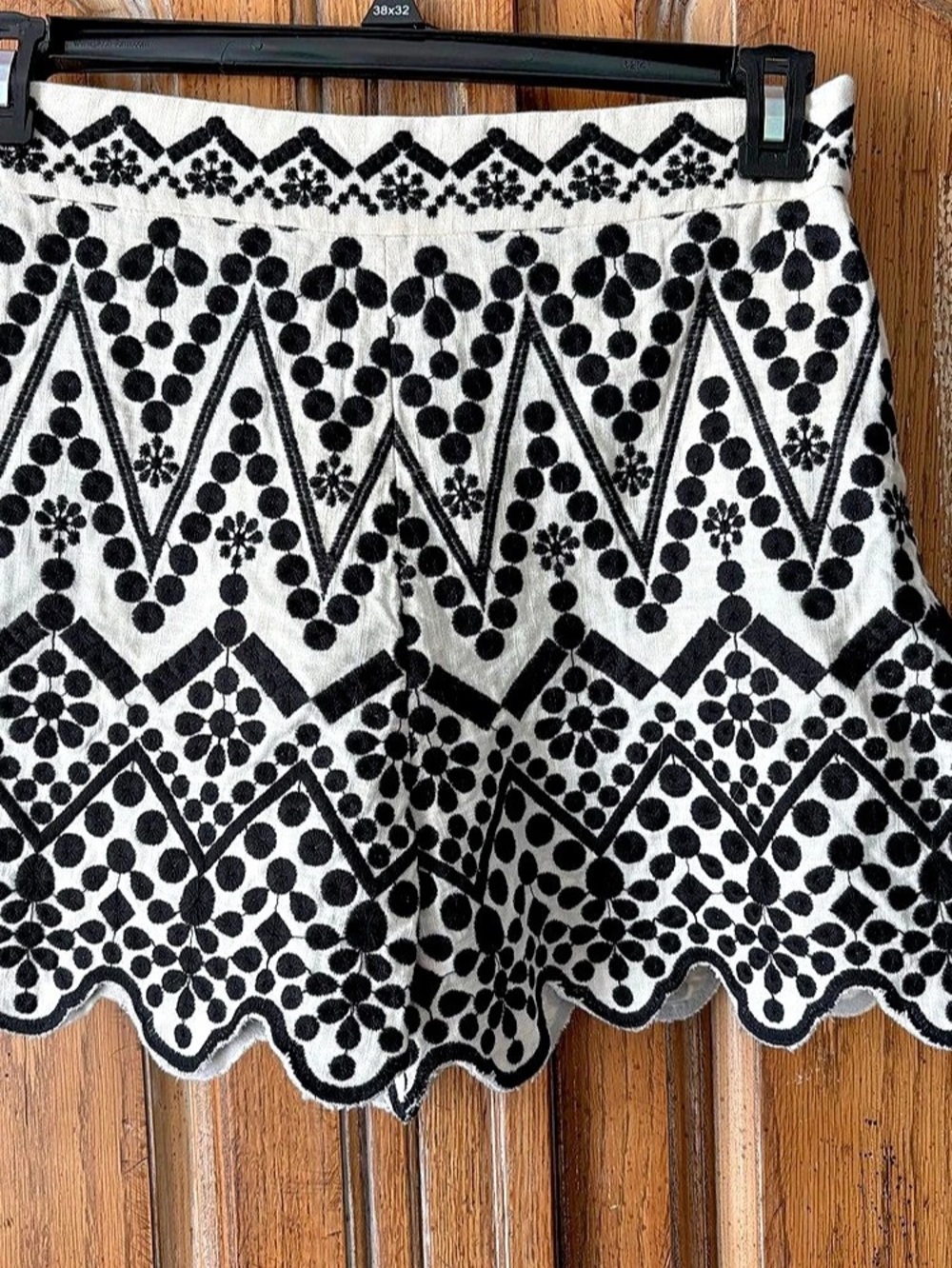 ZARA ZW Contrast Embroidered Scalloped Shorts Medium